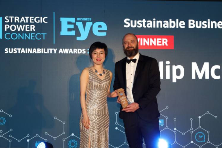 Prof Shuang Ren presented award to Philip Michael
